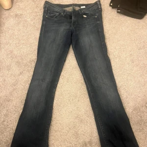 Mörkblå skinny bootcut jeans H&M - Mörkblå jeans från H&M med bootcut-passform och låg midja. Jag är 1,65 och de är pytte lite för långa för mig! Jag skulle säga att de sitter som storlek S