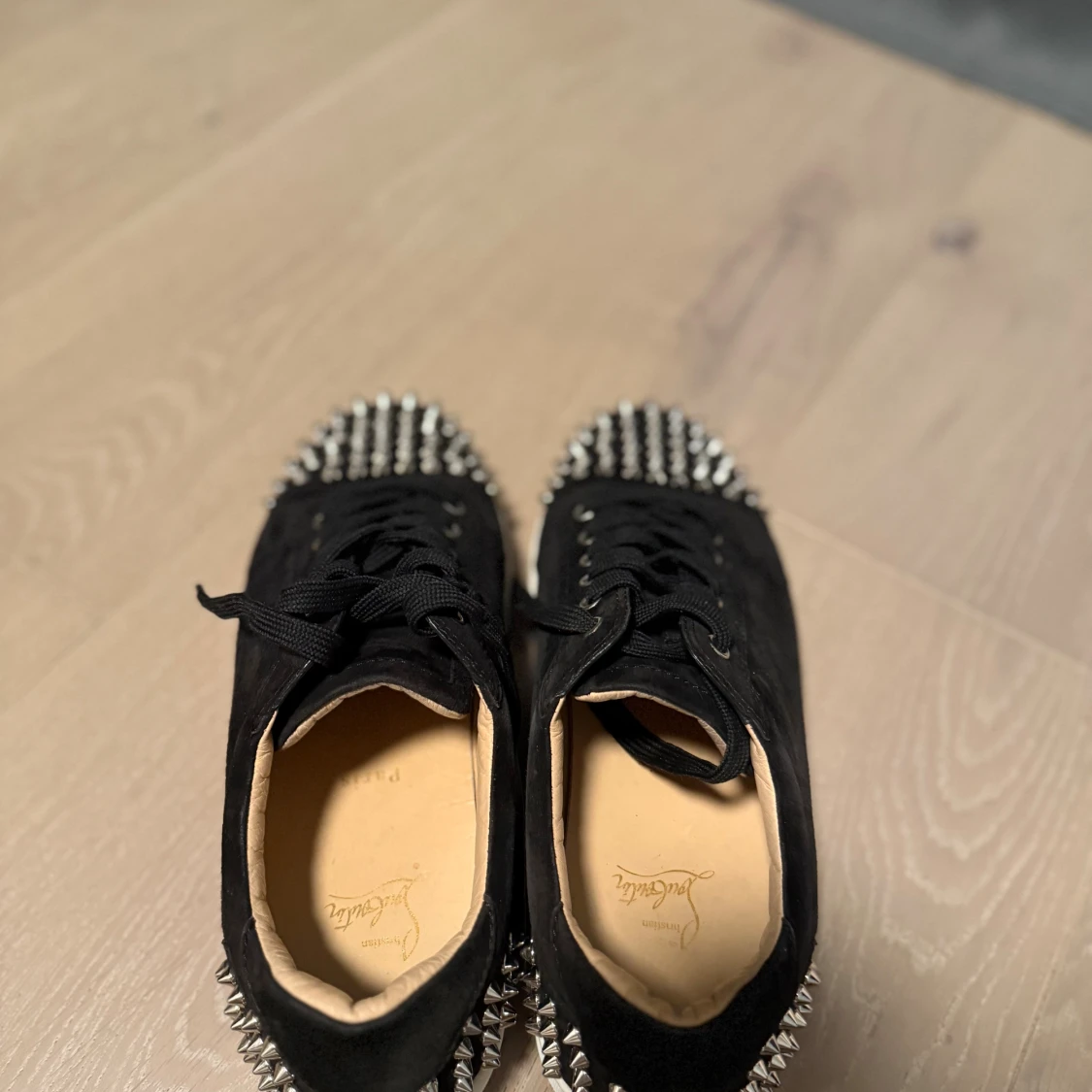 Svarta Louboutins  - 3