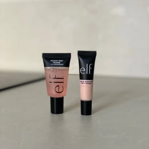 e.l.f. Power Grip & Putty Primer duo - Två primers från e.l.f.: Power Grip Primer med 4% niacinamide i en rosa tub och Liquid Poreless Putty Primer. Smidiga tuber som är enkla att ta med i väskan.