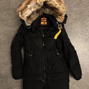 Svart Parajumpers dunjacka med päls - Svart lång dunjacka från Parajumper. Köpt från vinted förra vintern och har använts i 2/3 månader. Kan gå ner i pris vid snabb affär 😊