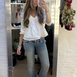 Vit blus - Säljer den här fina blusen ifrån Gina eftersom den inte används💞 har ni några frågor så hör av er!💞