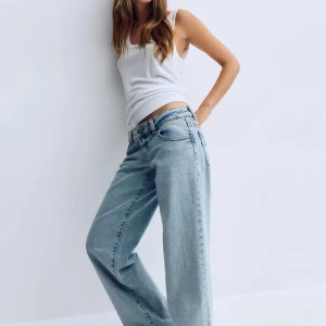 Ljusblåa wide jeans lowrise - Säljer mina jeans från Gina då de är aningen för stora, jättefina och trendiga. Använda några få gånger. Bilderna är lånade skriv för mer.