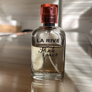 La Rive Pink Space parfym - Eau de Parfum från La Rive med namnet Pink Space. Volymen är 30mlPerfekt för dig som vill ha en unik och modern doft i din samling.