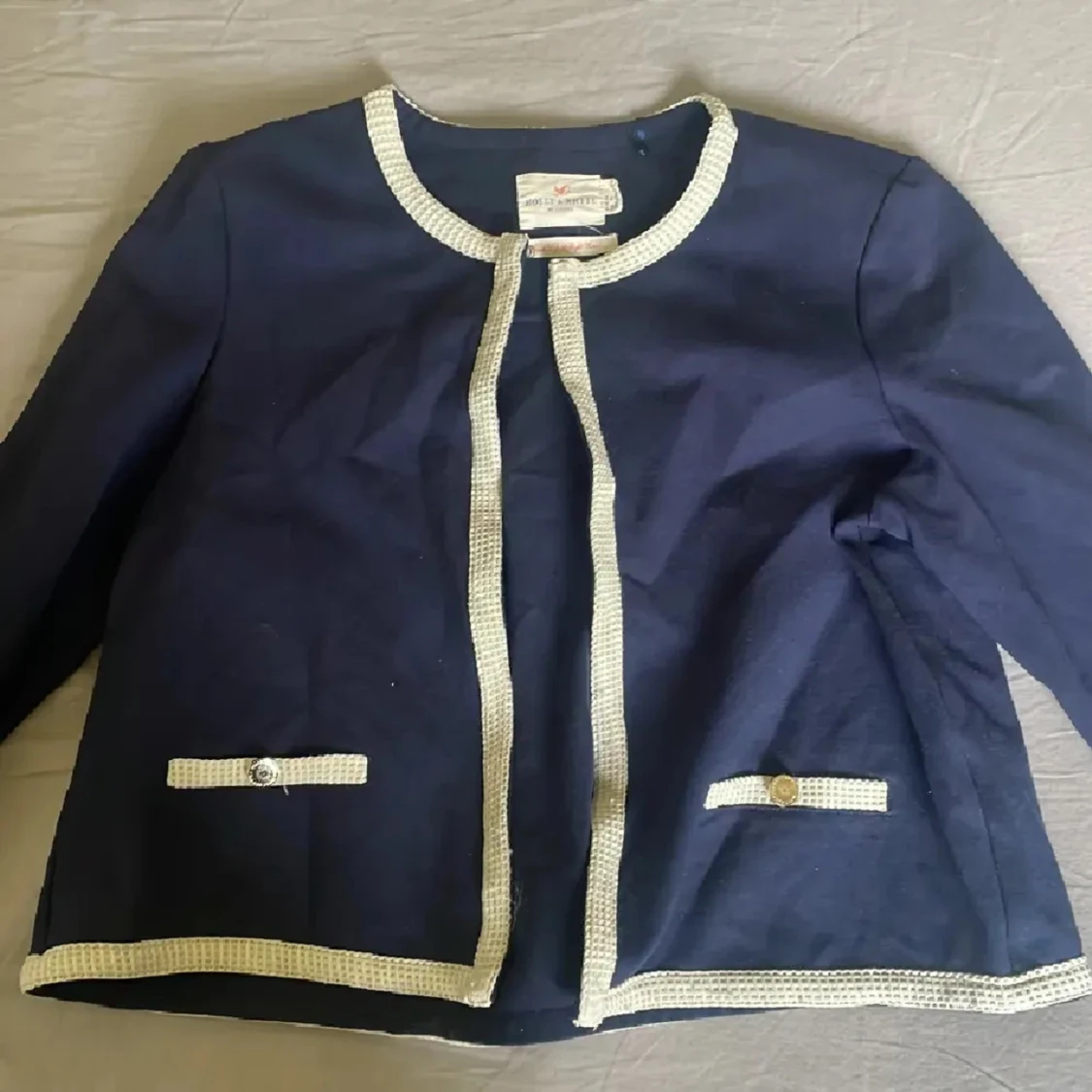 Mörkblå kavaj med vita detaljer - 2