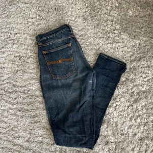 Blå jeans från Nudie Jeans Co, W31 L34 - Tja, säljer ett par snygga Nudie jeans. Storlek W31 L34 och i bra skick (”hål” i skrevet). Skriv till mig vid minsta fundering. Mvh Marius 😁