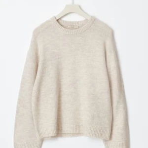 Beige stickad tröja från Gina  - Mysig beige stickad tröja från gina med rund hals och ribbade muddar vid ärmslut och nederkant. Perfekt för dig som gillar en enkel och clean look. Långärmad och i mjukt material som känns skönt mot huden. Nypris 400