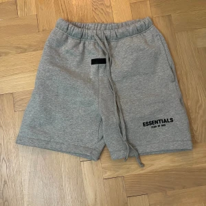 Essentials shorts - Använd några ggr men passade inte mig. Strl xs.
