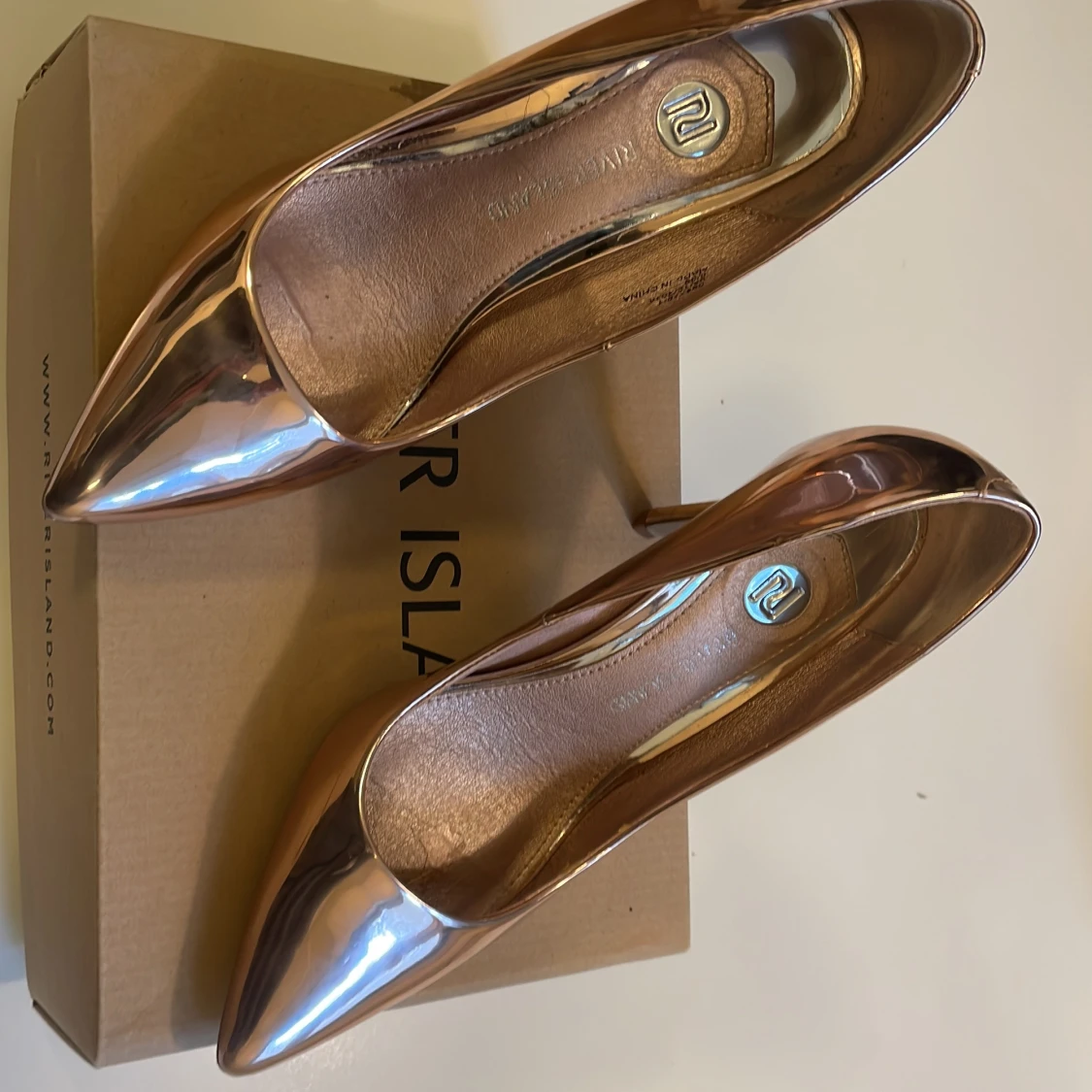 Metallic roséguld pumps River Island