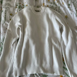 Vit ribbad tröja från Mango - Säljer en stickad tröjad från Mango. Gott skick, storlek S. 
