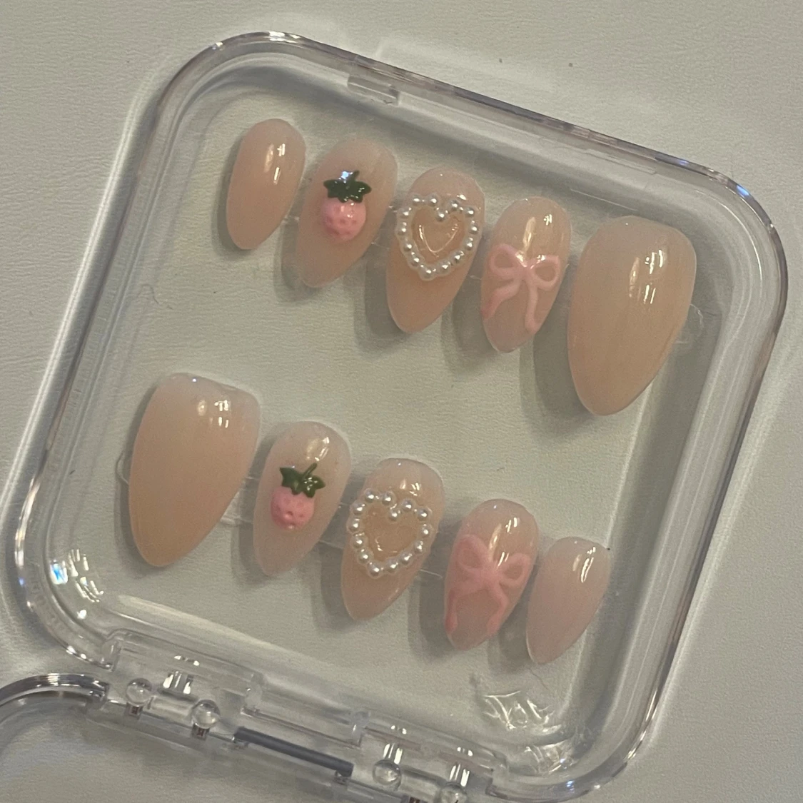 Söta press-on naglar med jordgubbar & rosetter - 1