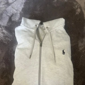 Ljusgrå hoodie från Polo Ralph Lauren - Säljer min Ralph lauren tröja för ej användning. 