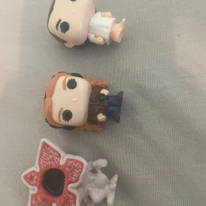 Stranger Things Funko Pop Minifigurer - Säljer tre Funko Pop minifigurer från Stranger Things: Eleven i sjukhusklänning, Max med hörlurar och Demogorgon. Figurerna är i fint skick utan synligt slitage, perfekta för samlare eller fans av serien.