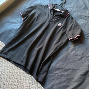 Svart pikétröja från Moncler - Svart pikétröja från Moncler liten i storleken de är L men rekommenderar att du vanligtvis bär S-M är mellan 178-182 65-80 kg