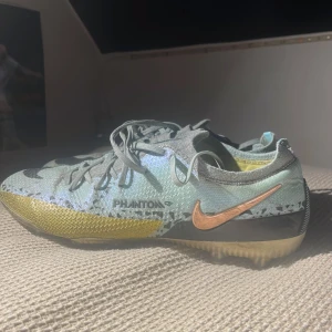 Fotbollsskor  - använda fotbollsskor från märket nike är för små storlek 42 bara skriva 