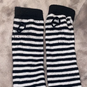 Svartvita randiga armvärmare i emo/Y2K-stil - Från Bluefox