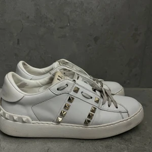 Valentino Rockstud vita sneakers - Snygga vita Valentino Rockstud sneakers i skinn med ikoniska nitar i silver på sidorna och tungan. Välanvädna i fint skick. Två repor (se bild 5). Storlek 36, har vanligtvis 37. skriv för fler bilder!