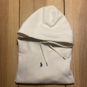 Vit hoodie från Polo Ralph Lauren - Snygg vit hoddie från Ralph lauren🤩 | Storlek M! | Skick 9/10‼️| Självklart äkta då den köptes på hanzens för 1795kr | Bara att skriva vid fundering😊