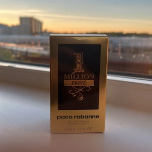 1 Million Privé EdP 50ml - Väldigt sällsyn parfym. Slutade produceras för ungefär 5 år sedan.1 Million Privé från Paco Rabanne, Eau de Parfum i 50ml flaska. Snygg och lyxig för dig som vill sticka ut med stil. Perfekt storlek att ta med överallt.