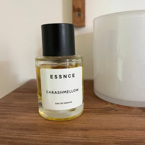 ESSNCE Carashmellow Eau de Parfum - Modern Eau de Parfum från ESSNCE med namnet Carashmellow. Stilren flaska och enkel design, perfekt för dig som vill ha något unikt i din samling.