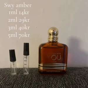 Emporio Armani You Amber parfym - Upptäck Emporio Armani Stronger With You Amber i praktiska decanter-flaskor (1ml, 2ml, 3ml, 5ml). Perfekt för dig som vill testa en lyxig parfym i mindre mängd. Snygg flaska och exklusiv känsla.