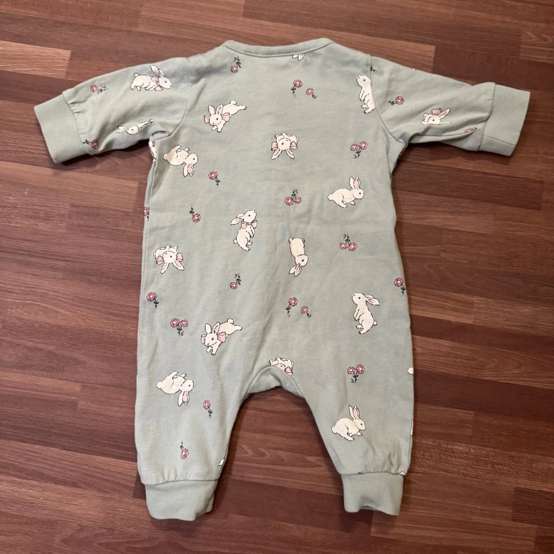 Grön pyjamas med kaniner - 3