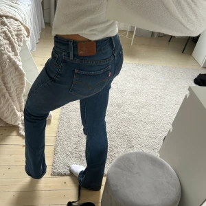 Levi's jeans  - Levi's 715 jeans, lågmidjade bootcut. Storlek W27