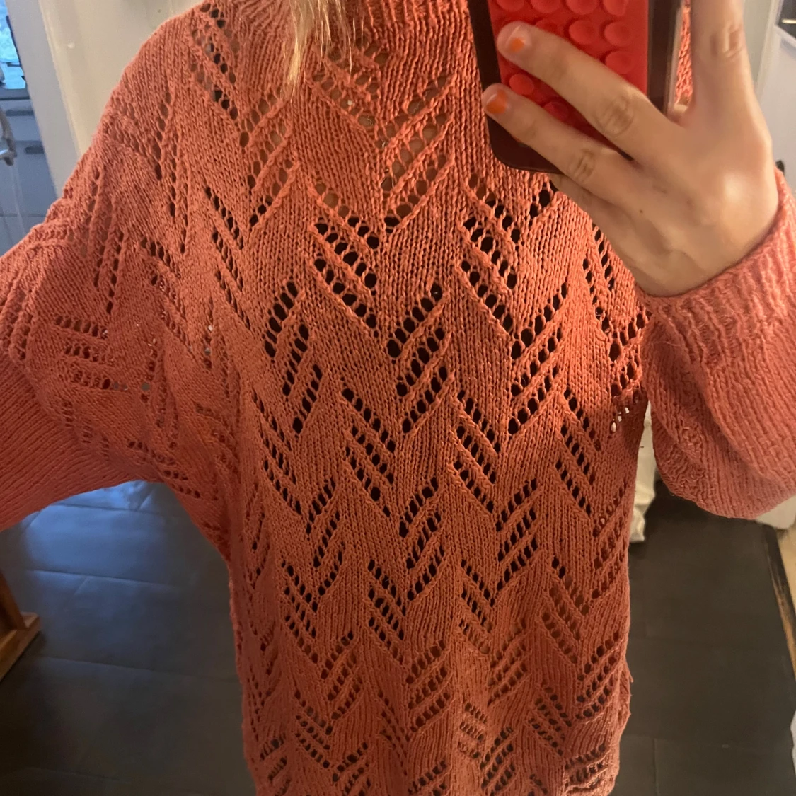 Oversized stickad tröja i korall - 1