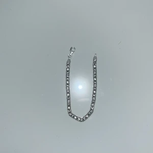 Snygg kedjearmband i äkta silver 925 - Stilrent armband i äkta 925 silver med coolt kedjemönster och smidig karbinlås. Allt är 925 silver även låset den väger runt 25 gram. Passar perfekt för dig som gillar klassiska accessoarer med lite edge. Silverfärgen gör att det funkar till allt och kedjedesignen ger en modern vibe. Priset går 100% att förhandla.