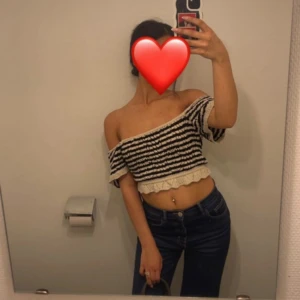 Croppad top - Jag säljer min croppade top i ett virkat material. Går att bära över axlarna men även som en off-shoulder. Den är väldigt töjbar i ett strech material. Finns inga tecken på användning.