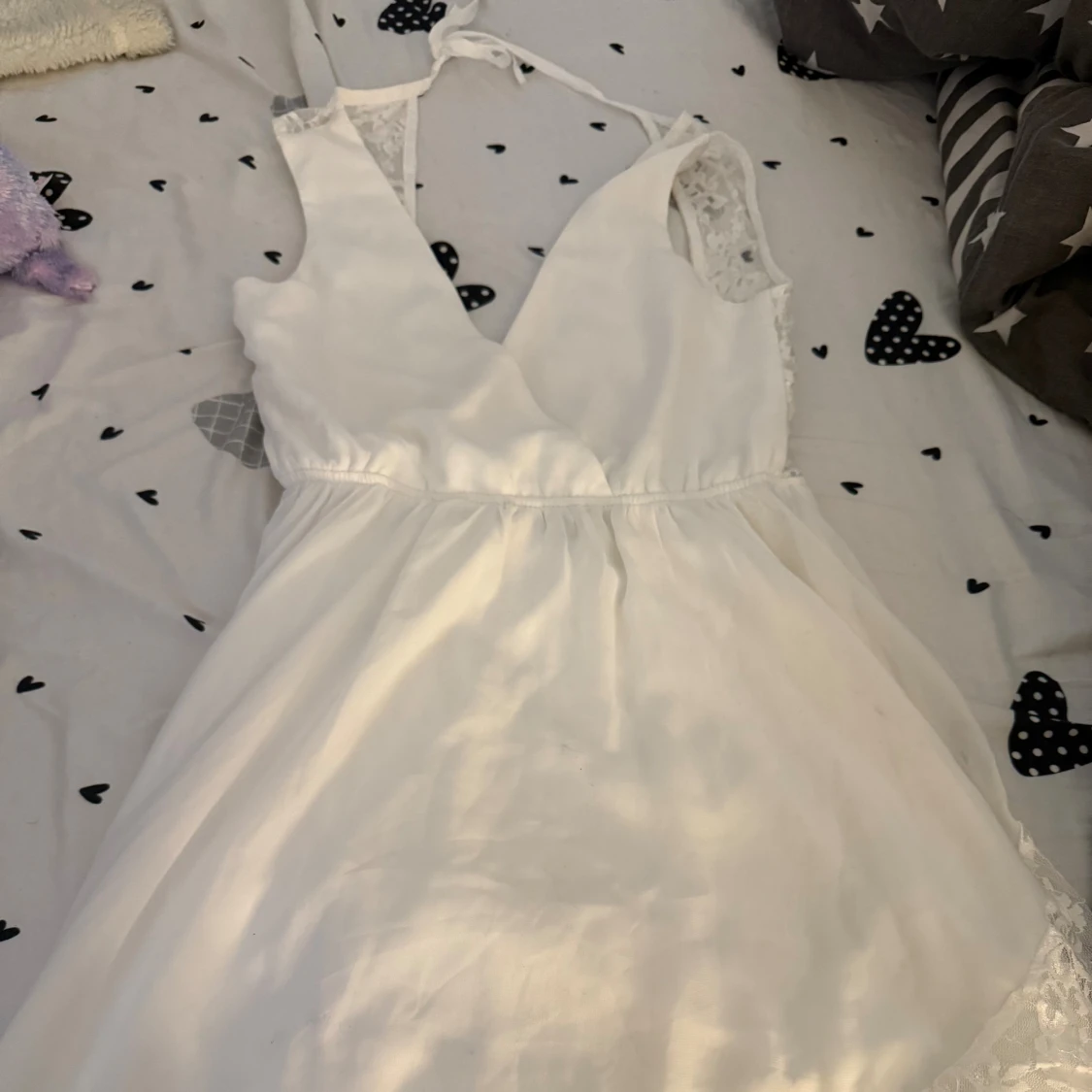 Vit omlottklänning med spetsdetaljer