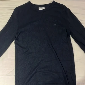 Tröja från lindbergh - En riktigt fräsch tröja från lindbergh som är i princip ny förutom lite skrynklingar som man kan se på första bilden men annars som ny! Nypris ligger på 699 och denna passar både M och S!