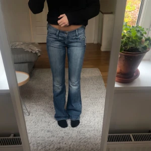 Bootcut jeans från Diesel - Snygga blå jeans från Diesel med bootcut passform och låg midja. Diesel-logga på bak och framfickan. 