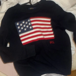 tröja från Ralph Lauren - Intressekoll på min snygga Marinblå Ralph lauren FLAG tröja. Köpte för 4700kr på NK. Använd få tal gånger, mycket bra skick! Skriv för fler bilder🩷