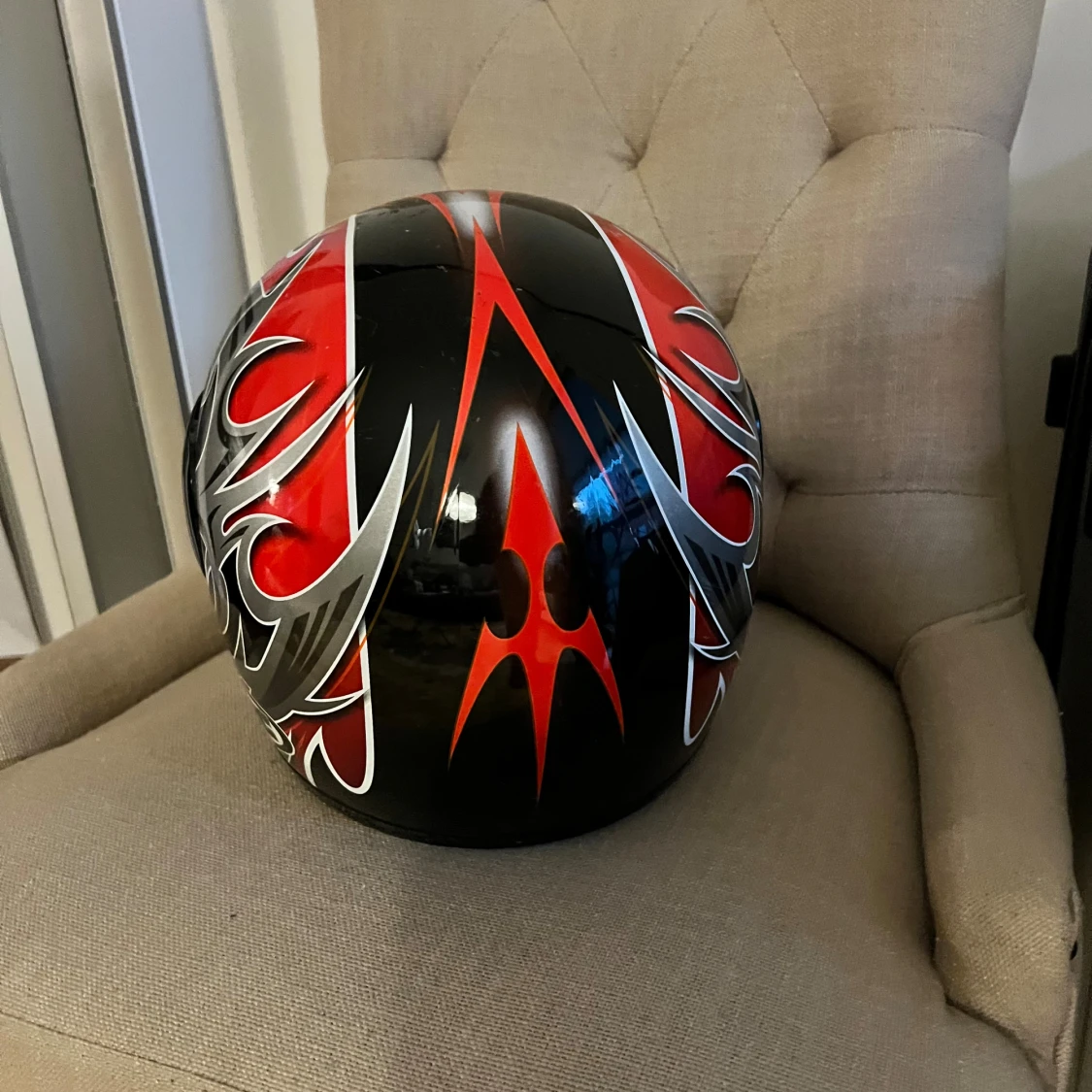 HJC motorcykelhjälm med röd design - 2