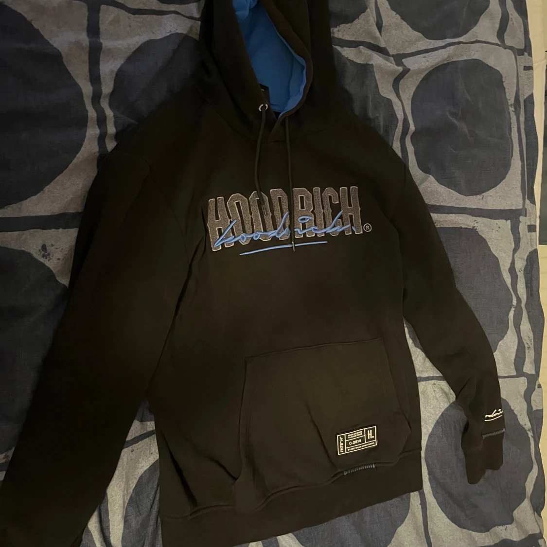 Svart hoodie från Hoodrich med blå detaljer