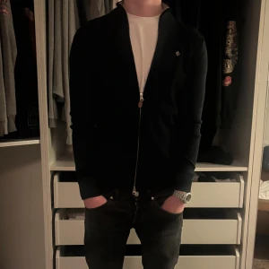 Morris hel zip Stl M - Mörklblå Morris Full zip i stl M passar 175-185 cm. Den är i bra skick vid frågor eller funderingar är det bara att skriva, tveka inte på att lägga prisförslag!