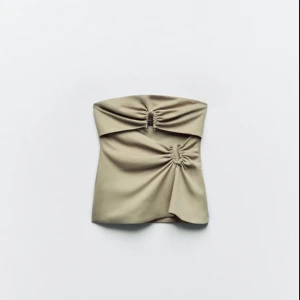 Zara topp - Jättefin olivgrön topp från zara som sitter jättefint, använd ca 1 gång 