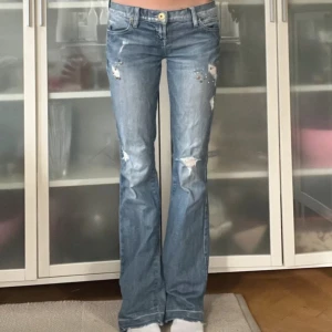 lågmidjade utsvängda guess jeans - midjemåttet är 37 cm och innerbenslängden är 83 cm 💞