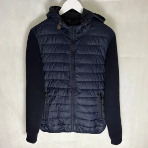 Massimo dutti cardigan  - Modellen är 185. Storlek M passar S