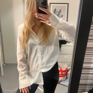 Skjorta Bikbok - Lätt oversized skjorta från Bikbok🤍Skitsnygg nu till hösten!!😍Aldrig använd 