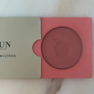 IDUN Minerals Blush Smultron - 🍓 IDUN Minerals Mineralrouge – Smultron 🍓 En fräsch, bärigt rosa rouge med matt finish. Kommer i en rund dosa med ett fint bärmotiv i pudret.  ✅ Tillverkad av högrenade mineraler ✅ Inköpt i augusti, testad men i bra skick ✅ Säljs då nyansen inte passade mig.  Perfekt för dig som vill ha en naturlig, fräsch look! 🌸Nypris 209kr!