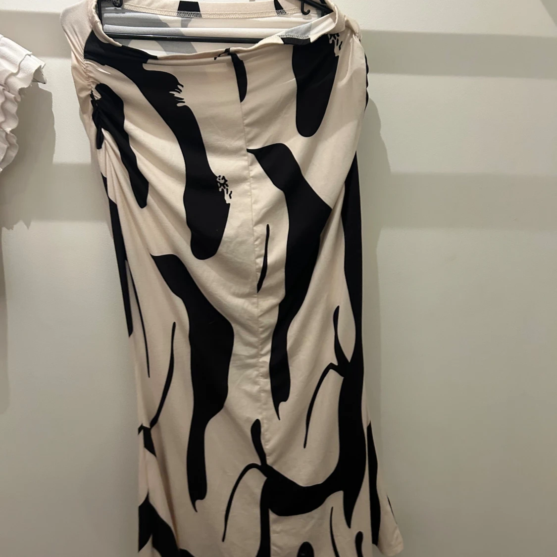 Beige långkjol med svart zebramönster - 2