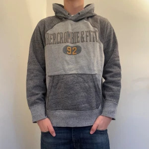 Abercrombie & Fitch hoodie - Modellen är 175 och väger 60 för referens. Skriv vid ytterligare frågor eller funderingar🤝