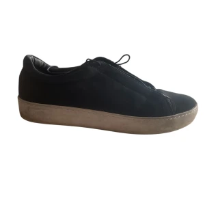 Blåa sneakers från Vagabond - Blåa sneakers från Vagabond med stilren design och platt vit sula. Skorna har snörning och är tillverkade i mocka för en mjuk och lyxig känsla. Perfekt för dig som gillar minimalistisk stil och vill ha ett par snygga skor till vardags.