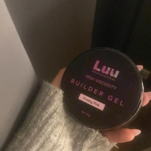 Luu nails builder gel  - Builder gel från luu nails i färgen frosty pink, har använt den 2 gånger jätte fin färg och bränns inte i lampan! nypris:420
