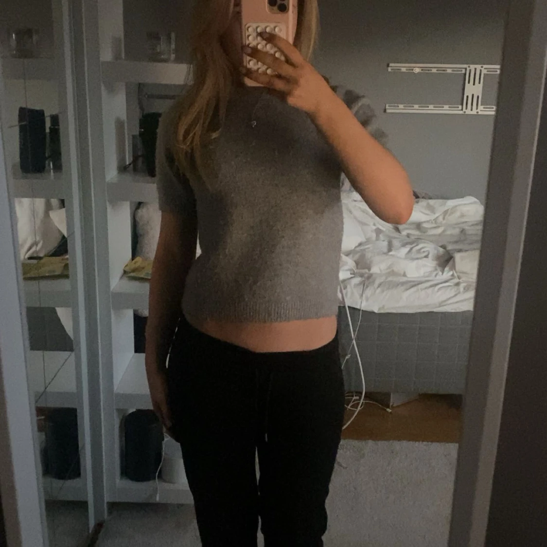 Grå croppad stickad topp