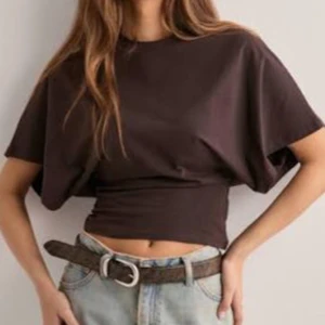 Round neck wide sleeve tee - Snygg brun croppad topp från Nelly som inte längre säljs. En perfekt brun färg nu till hösten! Har du frågor? Bara skriv!