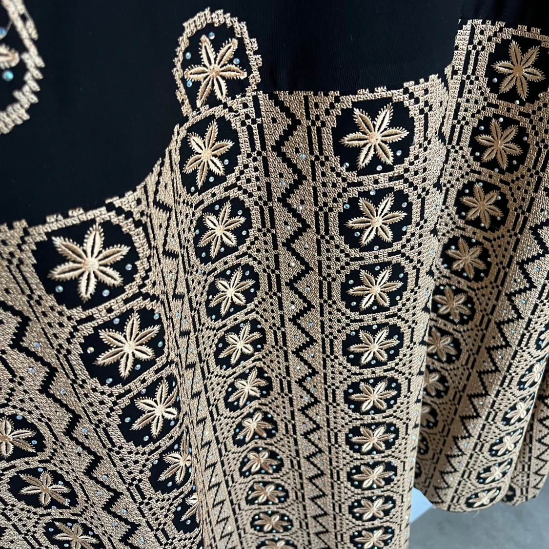 Svart långklänning med broderier - 2