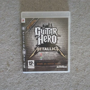 Guitar Hero: Metallica (PlayStation 3) - Guitar Hero: Metallica till PlayStation 3 i mycket fint skick. Komplett med fodral, manual och skiva. Innehåller Metallicas största hits och över 20 gästakter. Skivan ser ut att vara i bra skick utan synliga repor.