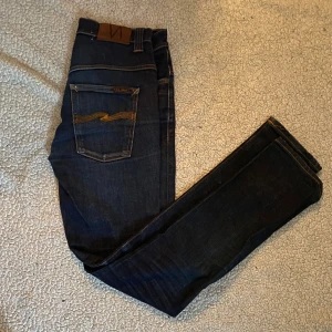 Nudie Jeans - Säljer dessa sjukt feta nudie jeans i en najs blå färg, helt i ny skick och riktigt najs. Hör av er✅🔝🔝👊